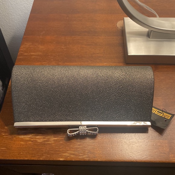 Clutch - Picture 2 of 4